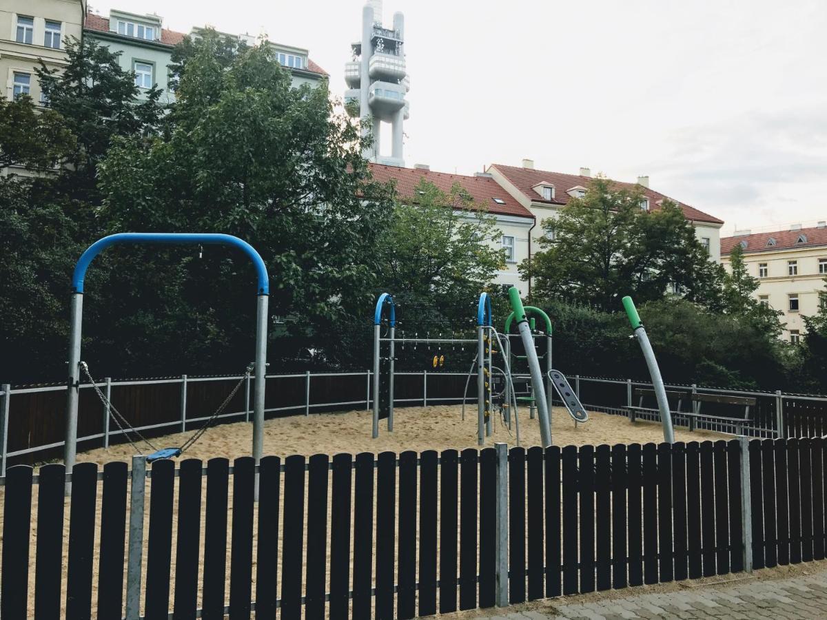 Modern Futuristic / Zizkov Tv Tower + Metro Station Lejlighed *